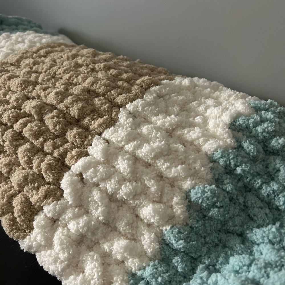 Handmade chunky knit tri coloured pet bed. Mint, cream and tan coloured.